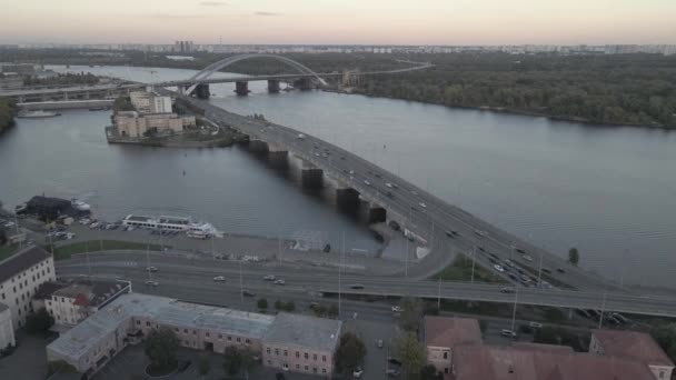 Вид Воздуха Беспилотника Большое Движение Автомобилей Мегаполисе Мосту — стоковое видео