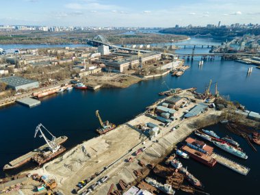 Nehir limanındaki eski mavna ve gemilerin havadan görüntüsü