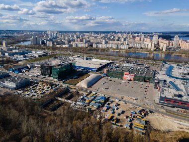 Nehir limanındaki eski mavna ve gemilerin havadan görüntüsü