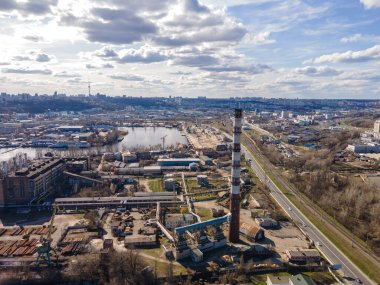 Kentte atölyeleri ve çalışma alanları olan bir sanayi fabrikasının 360 derecelik hava görüntüsü