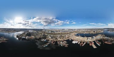 Nehir limanındaki eski mavna ve gemilerin 360 derecelik hava görüntüsü