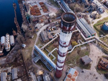 Şehirde atölyeleri ve çalışma sahaları olan bir sanayi fabrikasının havadan görüntüsü