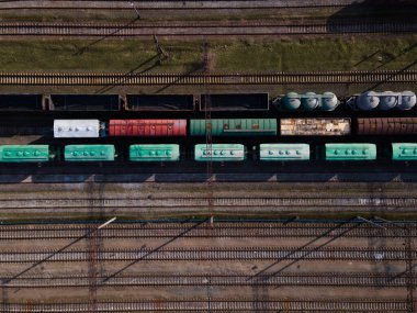 Yük trenleri için demiryolu hattının havadan görüntüsü