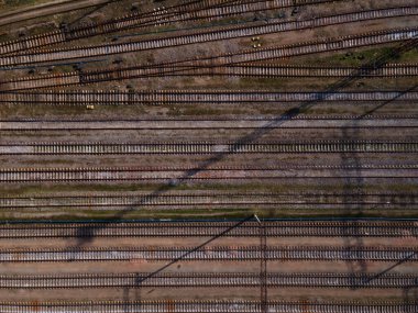 Yük trenleri için demiryolu hattının havadan görüntüsü