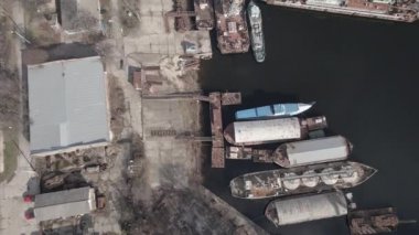 Nehir limanındaki eski mavna ve gemilerin havadan görüntüsü