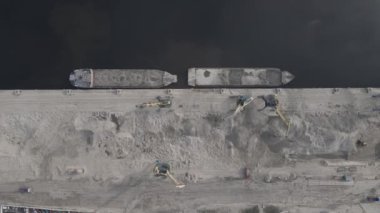 Bir mavnaya kum yüklemek için nehir kargo vincinin hava görüntüsü.