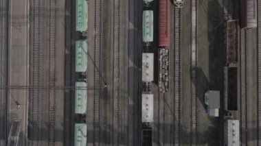 Yük trenleri için demiryolu hattının havadan görüntüsü