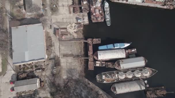 Kikötött Régi Uszályok Hajók Légi Kilátása Folyami Kikötőben — Stock videók