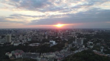 Kiev 'in göl kenarındaki günbatımının havadan görüntüsü.