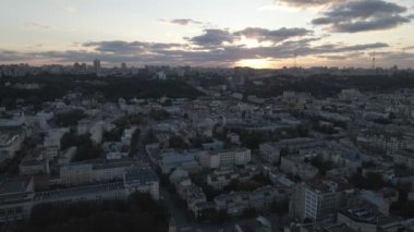 Kiev 'in göl kenarındaki günbatımının havadan görüntüsü.