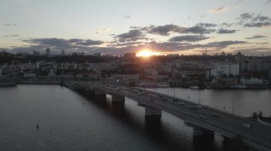 Kiev 'in göl kenarındaki günbatımının havadan görüntüsü.