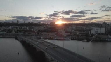 Kiev 'in göl kenarındaki günbatımının havadan görüntüsü.