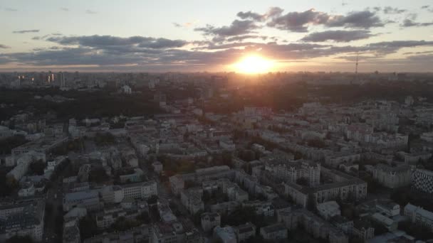 Flygfoto över solnedgången i centrala Kiev nära vallen — Stockvideo