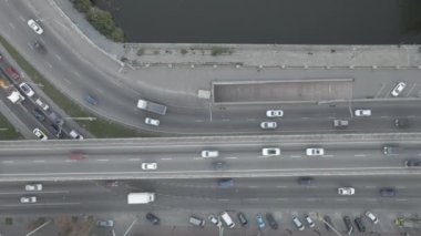 Yoğun trafiği olan bir yolun havadan görüntüsü