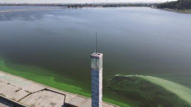 Yeşil çamurlu suların yanındaki eski deniz fenerinin havadan görünüşü