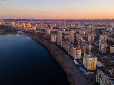 İHA 'dan gün batımına kadar Obolon seti üzerindeki Kiev şehrinin hava görüntüsü.