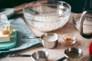 Mutfakta pasta ve kurabiye pişirme süreci.