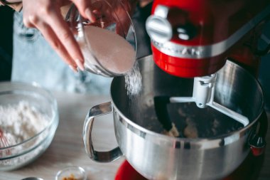 Mutfakta pasta ve kurabiye pişirme süreci.