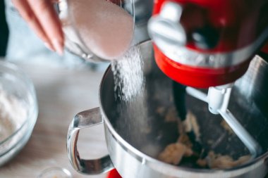 Mutfakta pasta ve kurabiye pişirme süreci.