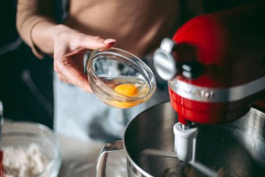 Mutfakta pasta ve kurabiye pişirme süreci.