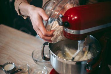 Mutfakta pasta ve kurabiye pişirme süreci.