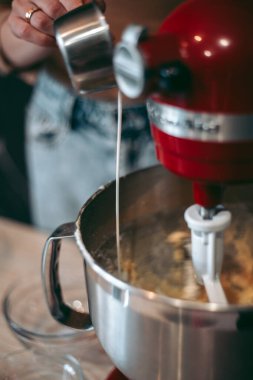 Mutfakta pasta ve kurabiye pişirme süreci.