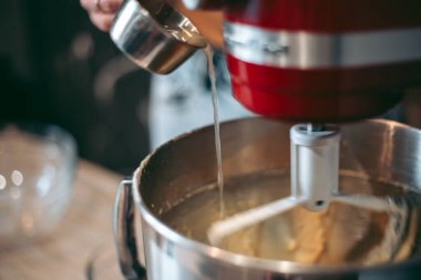 Mutfakta pasta ve kurabiye pişirme süreci.