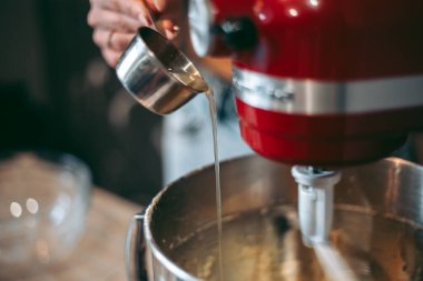 Mutfakta pasta ve kurabiye pişirme süreci.