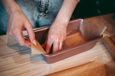 Mutfakta pasta ve kurabiye pişirme süreci.