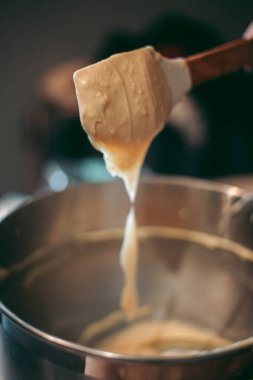 Mutfakta pasta ve kurabiye pişirme süreci.