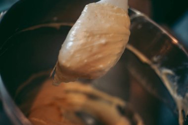 Mutfakta pasta ve kurabiye pişirme süreci.