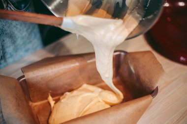 Mutfakta pasta ve kurabiye pişirme süreci.