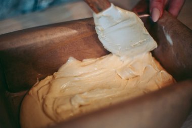 Mutfakta pasta ve kurabiye pişirme süreci.