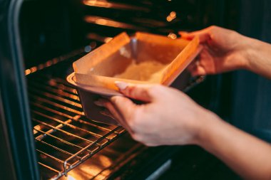 Mutfakta pasta ve kurabiye pişirme süreci.