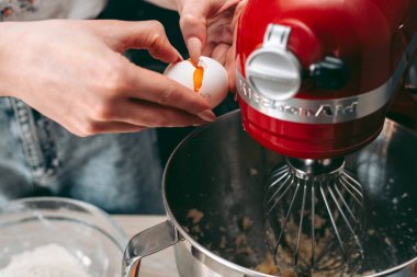 Mutfakta pasta ve kurabiye pişirme süreci.