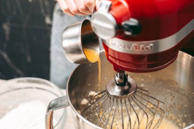 Mutfakta pasta ve kurabiye pişirme süreci.