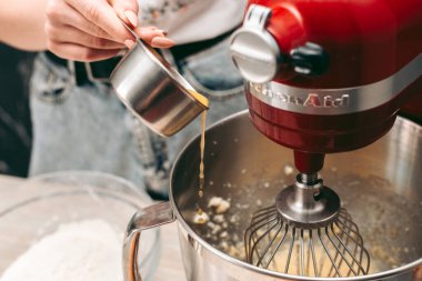 Mutfakta pasta ve kurabiye pişirme süreci.