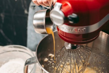 Mutfakta pasta ve kurabiye pişirme süreci.