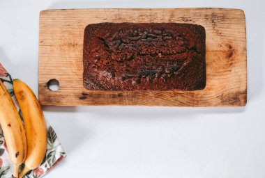 Mutfakta taze pişmiş muzlu ekmek.