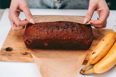 Mutfakta taze pişmiş muzlu ekmek.
