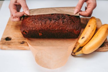 Mutfakta taze pişmiş muzlu ekmek.