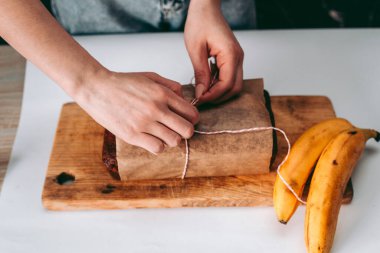 Mutfakta taze pişmiş muzlu ekmek.