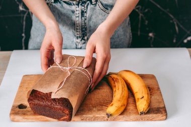 Mutfakta taze pişmiş muzlu ekmek.