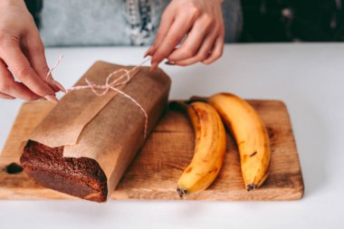 Mutfakta taze pişmiş muzlu ekmek.