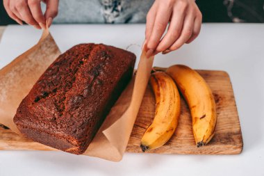 Mutfakta taze pişmiş muzlu ekmek.