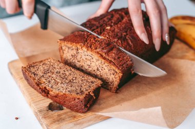 Mutfakta taze pişmiş muzlu ekmek.