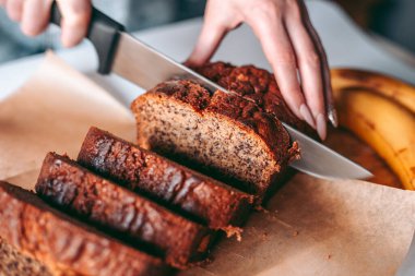 Mutfakta taze pişmiş muzlu ekmek.