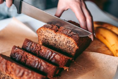 Mutfakta taze pişmiş muzlu ekmek.