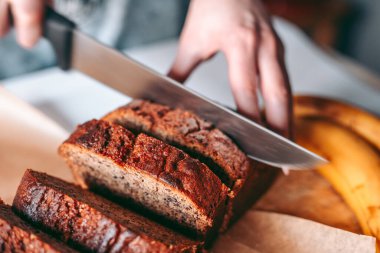 Mutfakta taze pişmiş muzlu ekmek.