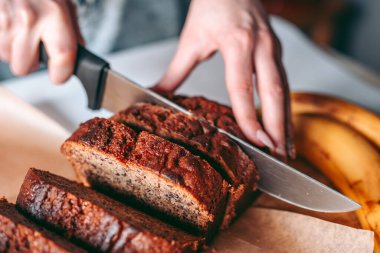 Mutfakta taze pişmiş muzlu ekmek.
